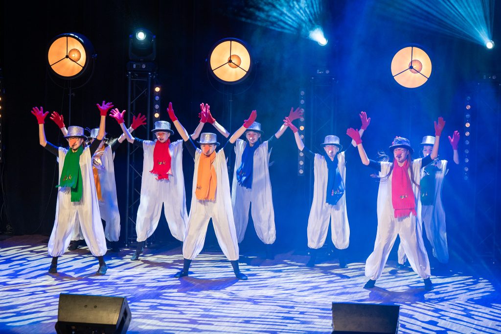 dziecięcy zespół taneczny występuje na scenie