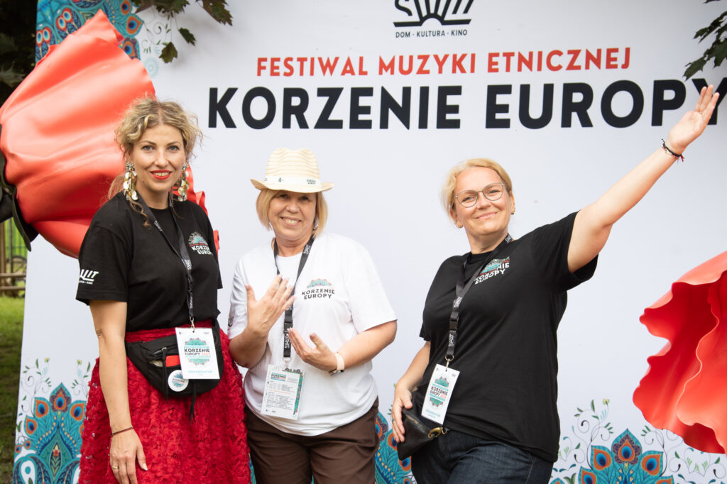 Zdjęcia z Festowalu KOrzenie Europy. Na zdjęciach widoczni są artyści na scenie, prowadzący koncert , publiczność i otoczenie koncertu - Park Bródnowski.