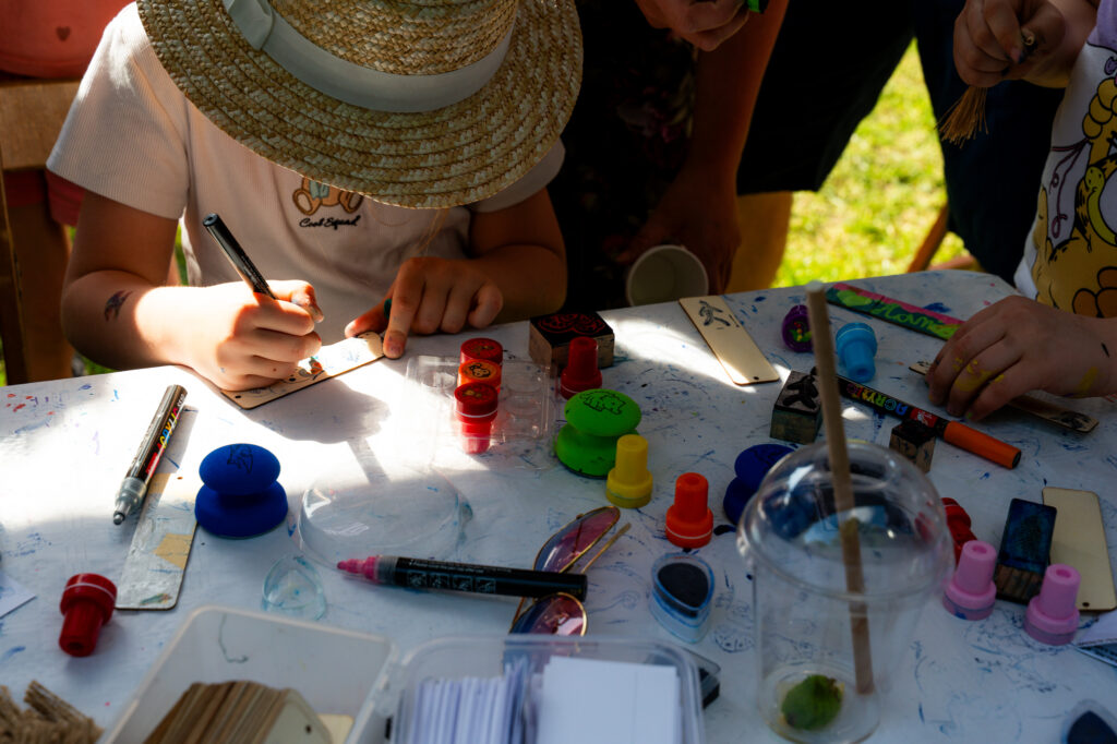 Zdjęcia z Festowalu KOrzenie Europy. Na zdjęciach widoczni są artyści na scenie, prowadzący koncert , publiczność i otoczenie koncertu - Park Bródnowski.