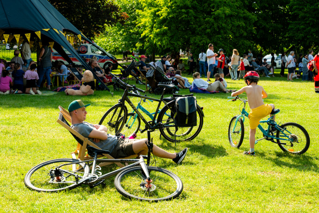 Zdjęcia z Festowalu KOrzenie Europy. Na zdjęciach widoczni są artyści na scenie, prowadzący koncert , publiczność i otoczenie koncertu - Park Bródnowski.