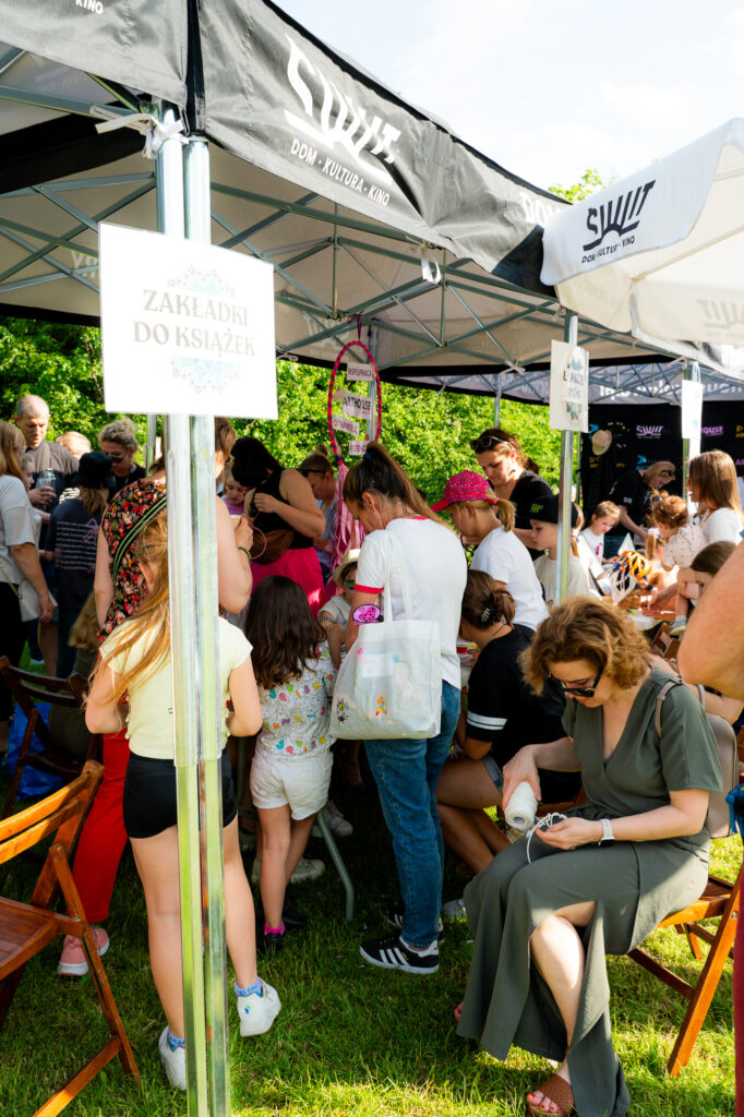 Zdjęcia z Festowalu KOrzenie Europy. Na zdjęciach widoczni są artyści na scenie, prowadzący koncert , publiczność i otoczenie koncertu - Park Bródnowski.
