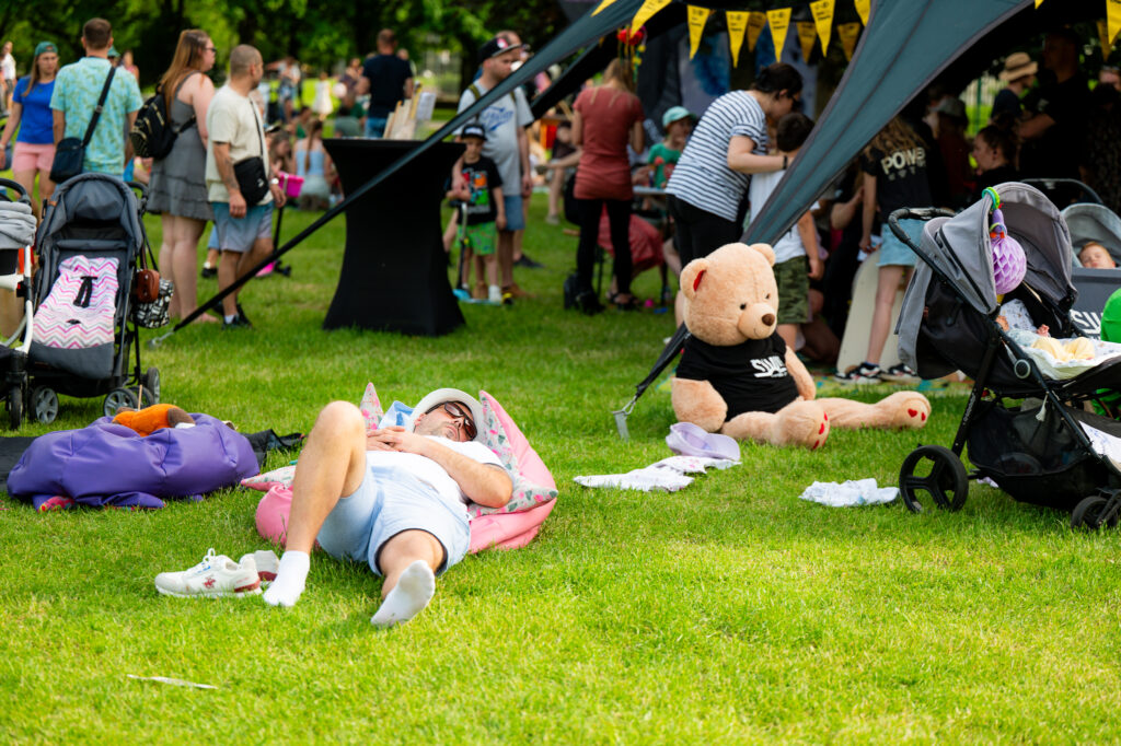 Zdjęcia z Festowalu KOrzenie Europy. Na zdjęciach widoczni są artyści na scenie, prowadzący koncert , publiczność i otoczenie koncertu - Park Bródnowski.