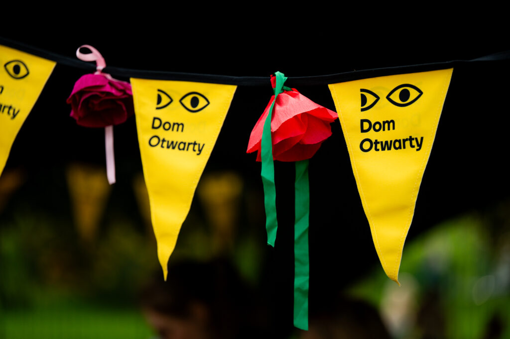 Zdjęcia z Festowalu KOrzenie Europy. Na zdjęciach widoczni są artyści na scenie, prowadzący koncert , publiczność i otoczenie koncertu - Park Bródnowski.