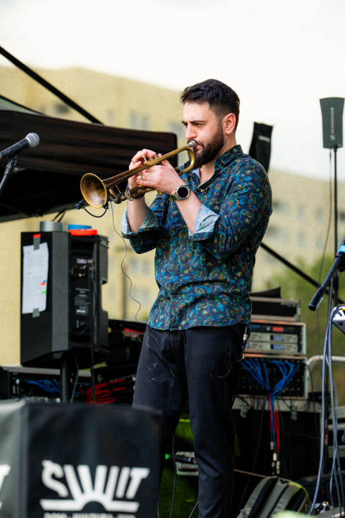 Zdjęcia z Festowalu KOrzenie Europy. Na zdjęciach widoczni są artyści na scenie, prowadzący koncert , publiczność i otoczenie koncertu - Park Bródnowski.