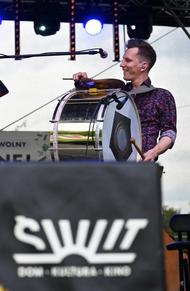 Zdjęcia z Festowalu KOrzenie Europy. Na zdjęciach widoczni są artyści na scenie, prowadzący koncert , publiczność i otoczenie koncertu - Park Bródnowski.