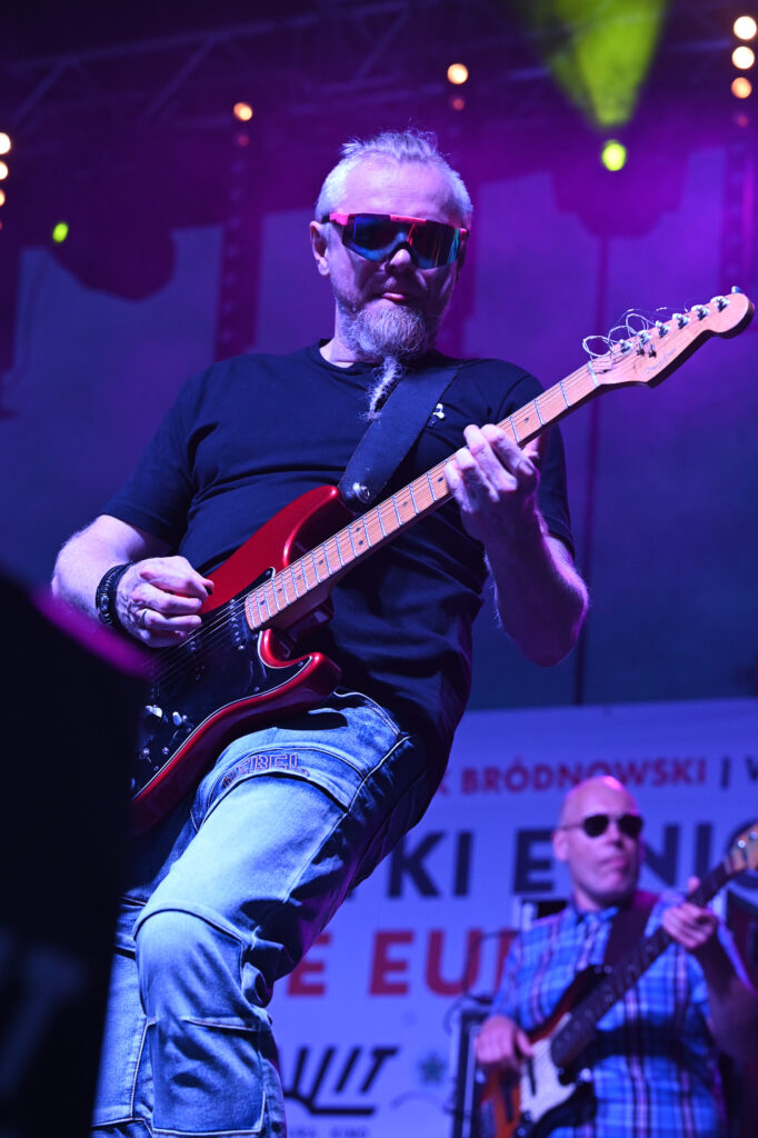 Zdjęcia z Festowalu KOrzenie Europy. Na zdjęciach widoczni są artyści na scenie, prowadzący koncert , publiczność i otoczenie koncertu - Park Bródnowski.