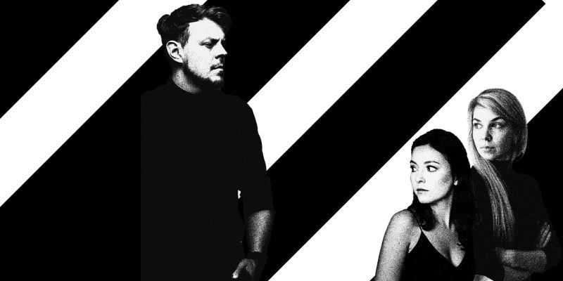 Czarno-biała grafika promocyjna z trzema postaciami na tle ukośnych pasów w czerni i bieli. Po lewej stronie mężczyzna z profilu, w ciemnym stroju, patrzący w lewo. Po prawej dwie kobiety — pierwsza na pierwszym planie z ciemnymi włosami, patrząca w górę, druga za nią z jasnymi długimi włosami, patrząca w prawo. Grafika utrzymana w wysokim kontraście z efektem ziarna.