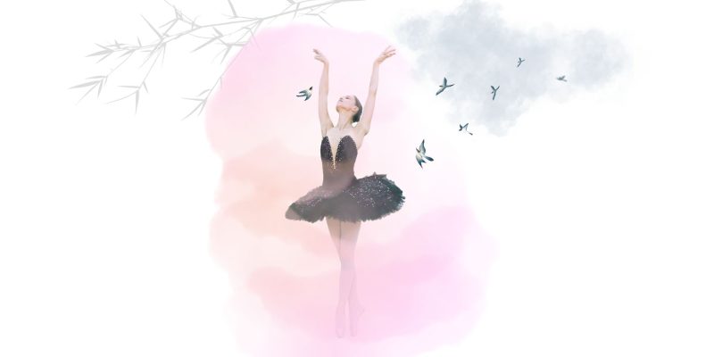 Artystyczna grafika promocyjna utrzymana w delikatnej, pastelowej estetyce na białym tle. W centrum kompozycji stoi baletnica w pozie arabesque — na pointach, z obiema rękami uniesionymi wysoko nad głową, nadgarstki lekko zgięte, twarz odchylona ku górze z zamkniętymi oczami i wyrazem skupienia i ekstazy. Ubrana jest w ciemne, czarno-śliwkowe tutu zdobione błyszczącymi kryształkami oraz dopasowany gorset z ozdobnym dekoltem. Na nogach różowe rajstopy i puenty. Za tancerką rozlewa się miękka, akwarelowa plama w odcieniach różu, brzoskwini i lawendy, tworząca świetlistą aurę. Po prawej stronie unosi się szaroniebieska chmura, wokół której leci kilka jaskółek lub jerzyków. W lewym górnym rogu widoczne są delikatne, szare gałązki bambusa. Całość tworzy liryczną, oniryczną kompozycję nawiązującą do estetyki baletu „Jezioro Łabędzie".