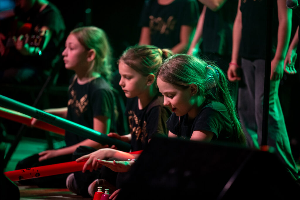 Fotorelacja z Gali Finałowej Konkursu Muzycznego Debiuty 2026. Na oświetlonej, kolorowej scenie wykonawcy: młodzież, i dzieci - soliści i zespoły.