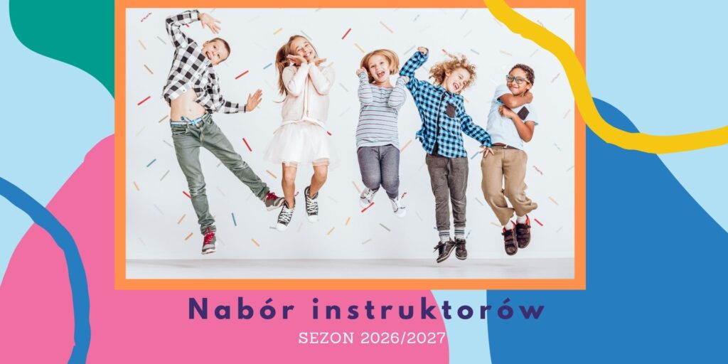 Kolorowy, radosny baner rekrutacyjny. Na jasnym tle w odcieniach błękitu, różu i zieleni widnieje zdjęcie pięciorga roześmianych dzieci w wieku szkolnym, skaczących w górę z uniesionymi rękami. Dzieci są ubrane w codzienne, kolorowe ubrania. W dolnej części grafiki widnieje ciemnoniebieski napis „Nabór instruktorów" na sezon 2026/2027.