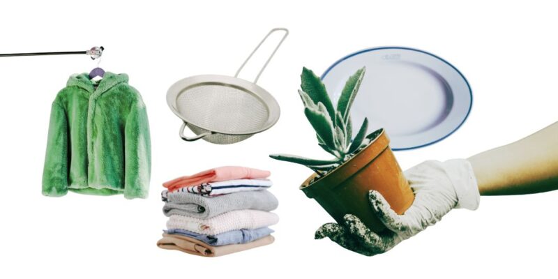 Na jasnym tle widoczne są różne przedmioty: zielona kurtka, sitko kuchenne, talerz, stos ubrań oraz dłoń trzymająca roślinę w doniczce. Grafika symbolizuje wymianę ubrań, rzeczy domowych i roślin.