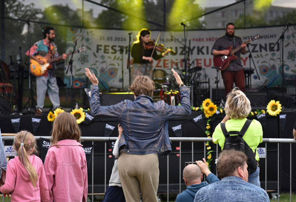 Zdjęcia z XII Festiwalu Muzyki Etnicznej Korzenie Europy, który się odbył 31 maja 2026 r. w Parku Bródnowskich. Na zdjęciach scena plenerowa, zespoły muzyczne, organizatorzy i publiczność w otoczeniu zieleni parku.
