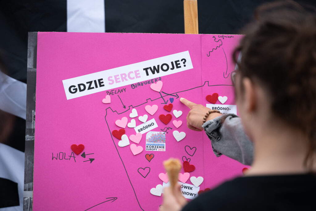Zdjęcia z XII Festiwalu Muzyki Etnicznej Korzenie Europy, który się odbył 31 maja 2026 r. w Parku Bródnowskich. Na zdjęciach scena plenerowa, zespoły muzyczne, organizatorzy i publiczność w otoczeniu zieleni parku.
