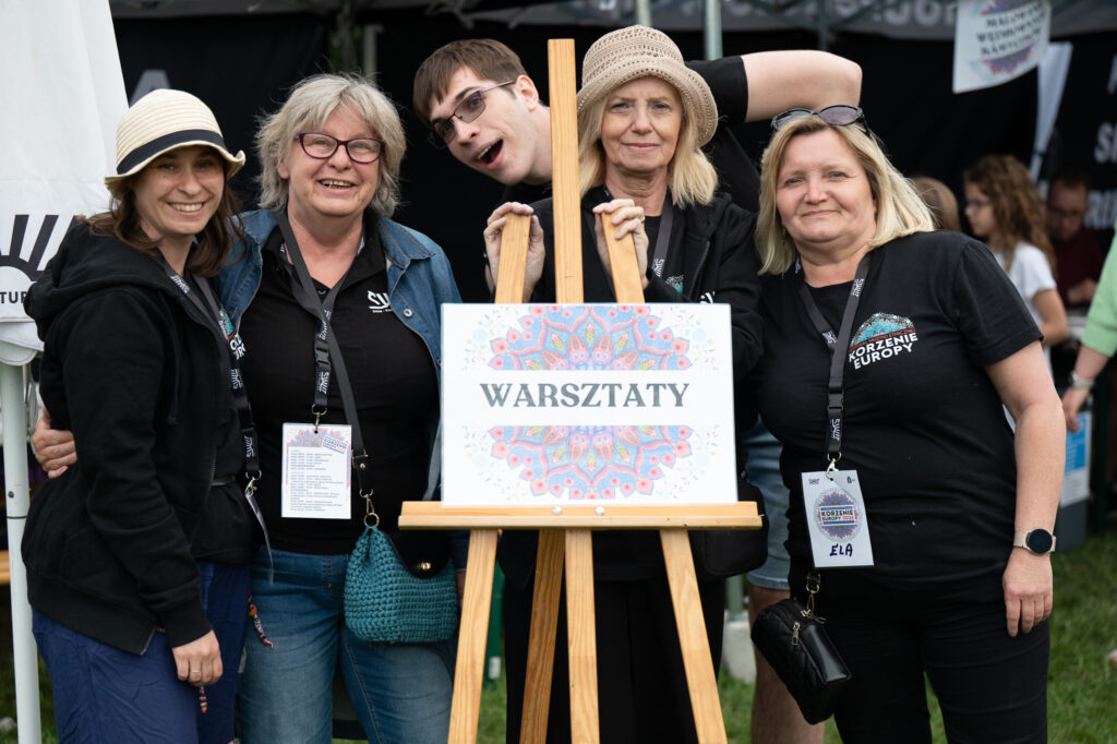 Zdjęcia z XII Festiwalu Muzyki Etnicznej Korzenie Europy, który się odbył 31 maja 2026 r. w Parku Bródnowskich. Na zdjęciach scena plenerowa, zespoły muzyczne, organizatorzy i publiczność w otoczeniu zieleni parku.