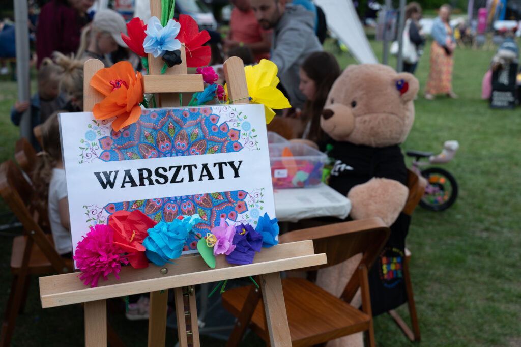 Zdjęcia z XII Festiwalu Muzyki Etnicznej Korzenie Europy, który się odbył 31 maja 2026 r. w Parku Bródnowskich. Na zdjęciach scena plenerowa, zespoły muzyczne, organizatorzy i publiczność w otoczeniu zieleni parku.
