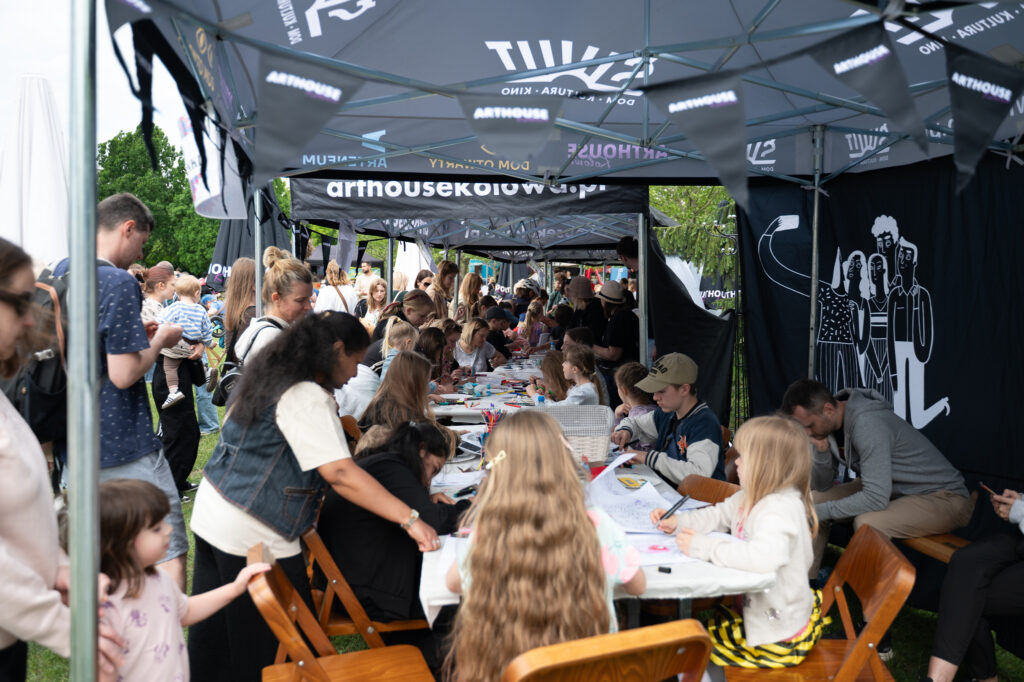 Zdjęcia z XII Festiwalu Muzyki Etnicznej Korzenie Europy, który się odbył 31 maja 2026 r. w Parku Bródnowskich. Na zdjęciach scena plenerowa, zespoły muzyczne, organizatorzy i publiczność w otoczeniu zieleni parku.