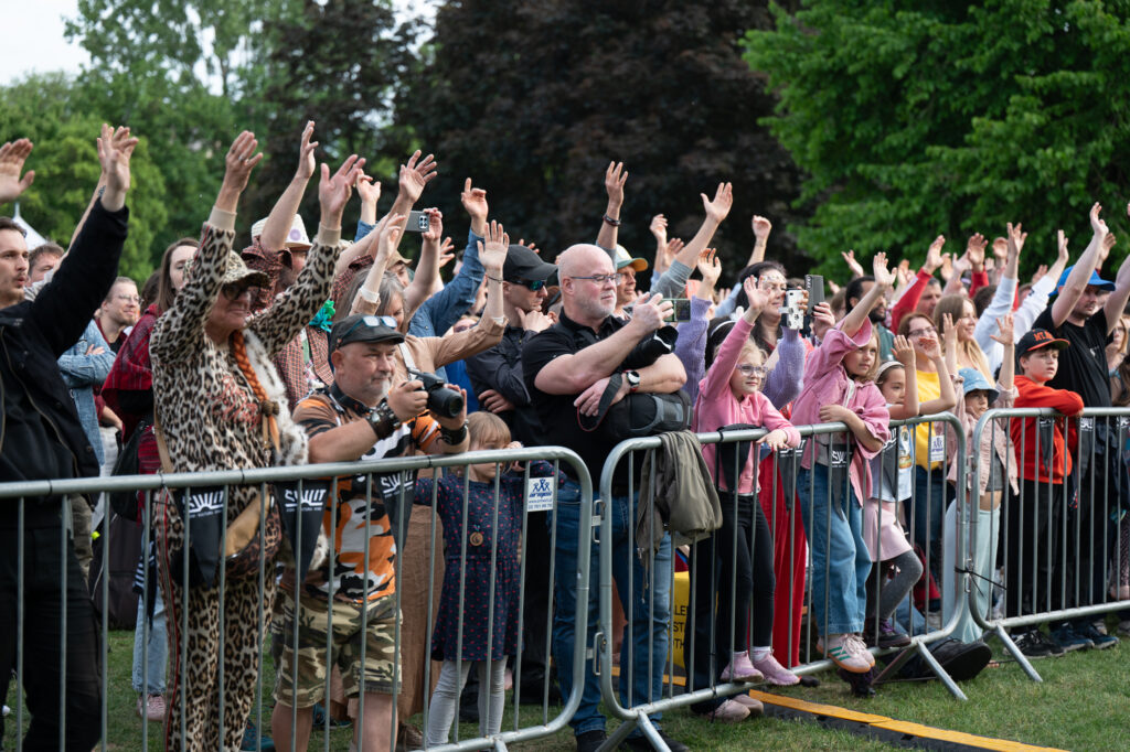 Zdjęcia z XII Festiwalu Muzyki Etnicznej Korzenie Europy, który się odbył 31 maja 2026 r. w Parku Bródnowskich. Na zdjęciach scena plenerowa, zespoły muzyczne, organizatorzy i publiczność w otoczeniu zieleni parku.