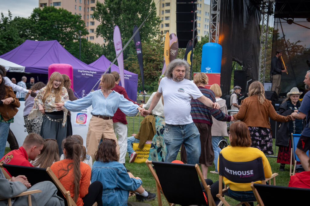 Zdjęcia z XII Festiwalu Muzyki Etnicznej Korzenie Europy, który się odbył 31 maja 2026 r. w Parku Bródnowskich. Na zdjęciach scena plenerowa, zespoły muzyczne, organizatorzy i publiczność w otoczeniu zieleni parku.