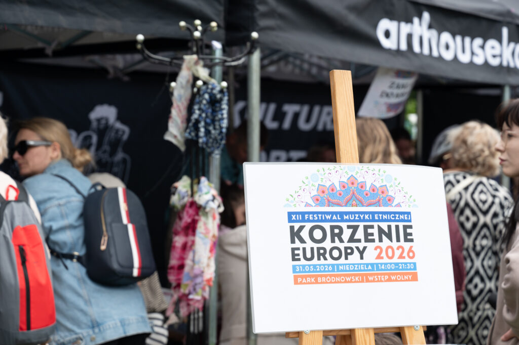Zdjęcia z XII Festiwalu Muzyki Etnicznej Korzenie Europy, który się odbył 31 maja 2026 r. w Parku Bródnowskich. Na zdjęciach scena plenerowa, zespoły muzyczne, organizatorzy i publiczność w otoczeniu zieleni parku.