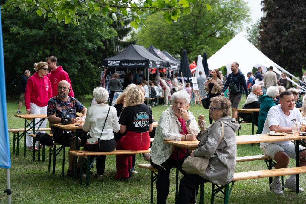Zdjęcia z XII Festiwalu Muzyki Etnicznej Korzenie Europy, który się odbył 31 maja 2026 r. w Parku Bródnowskich. Na zdjęciach scena plenerowa, zespoły muzyczne, organizatorzy i publiczność w otoczeniu zieleni parku.