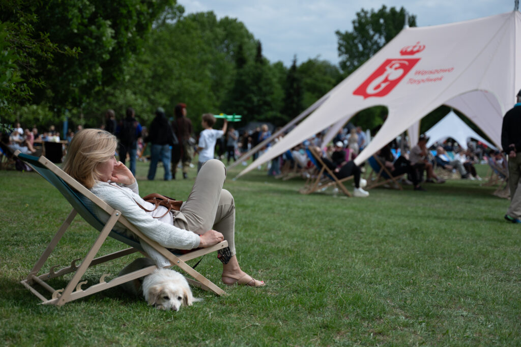 Zdjęcia z XII Festiwalu Muzyki Etnicznej Korzenie Europy, który się odbył 31 maja 2026 r. w Parku Bródnowskich. Na zdjęciach scena plenerowa, zespoły muzyczne, organizatorzy i publiczność w otoczeniu zieleni parku.