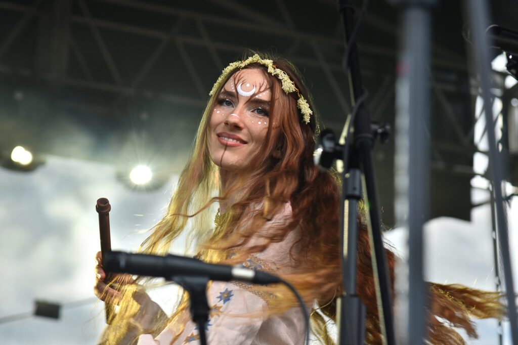 Zdjęcia z XII Festiwalu Muzyki Etnicznej Korzenie Europy, który się odbył 31 maja 2026 r. w Parku Bródnowskich. Na zdjęciach scena plenerowa, zespoły muzyczne, organizatorzy i publiczność w otoczeniu zieleni parku.