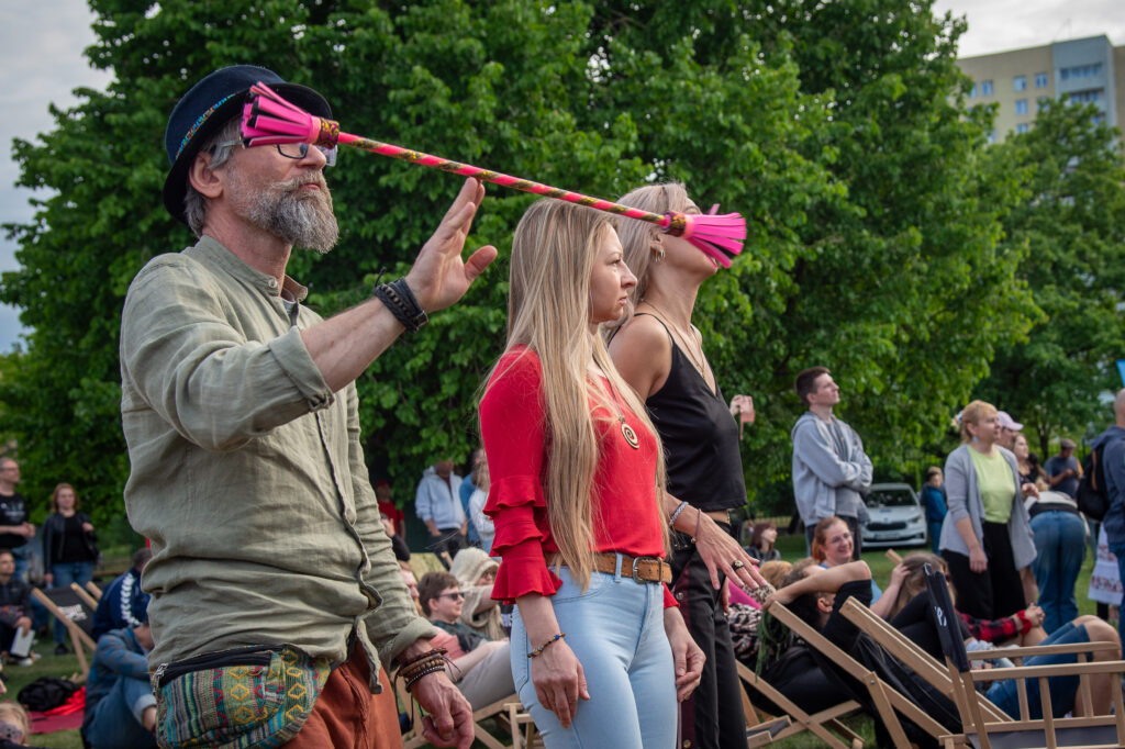 Zdjęcia z XII Festiwalu Muzyki Etnicznej Korzenie Europy, który się odbył 31 maja 2026 r. w Parku Bródnowskich. Na zdjęciach scena plenerowa, zespoły muzyczne, organizatorzy i publiczność w otoczeniu zieleni parku.