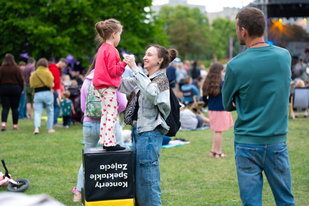 Zdjęcia z XII Festiwalu Muzyki Etnicznej Korzenie Europy, który się odbył 31 maja 2026 r. w Parku Bródnowskich. Na zdjęciach scena plenerowa, zespoły muzyczne, organizatorzy i publiczność w otoczeniu zieleni parku.