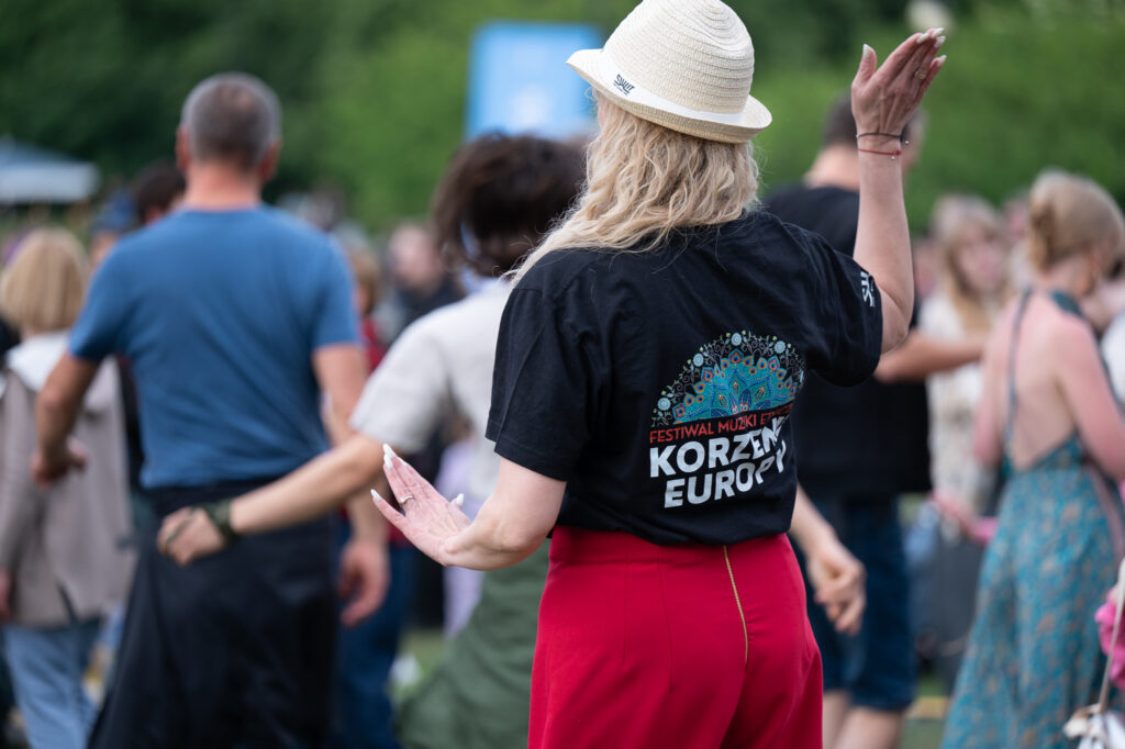 Zdjęcia z XII Festiwalu Muzyki Etnicznej Korzenie Europy, który się odbył 31 maja 2026 r. w Parku Bródnowskich. Na zdjęciach scena plenerowa, zespoły muzyczne, organizatorzy i publiczność w otoczeniu zieleni parku.