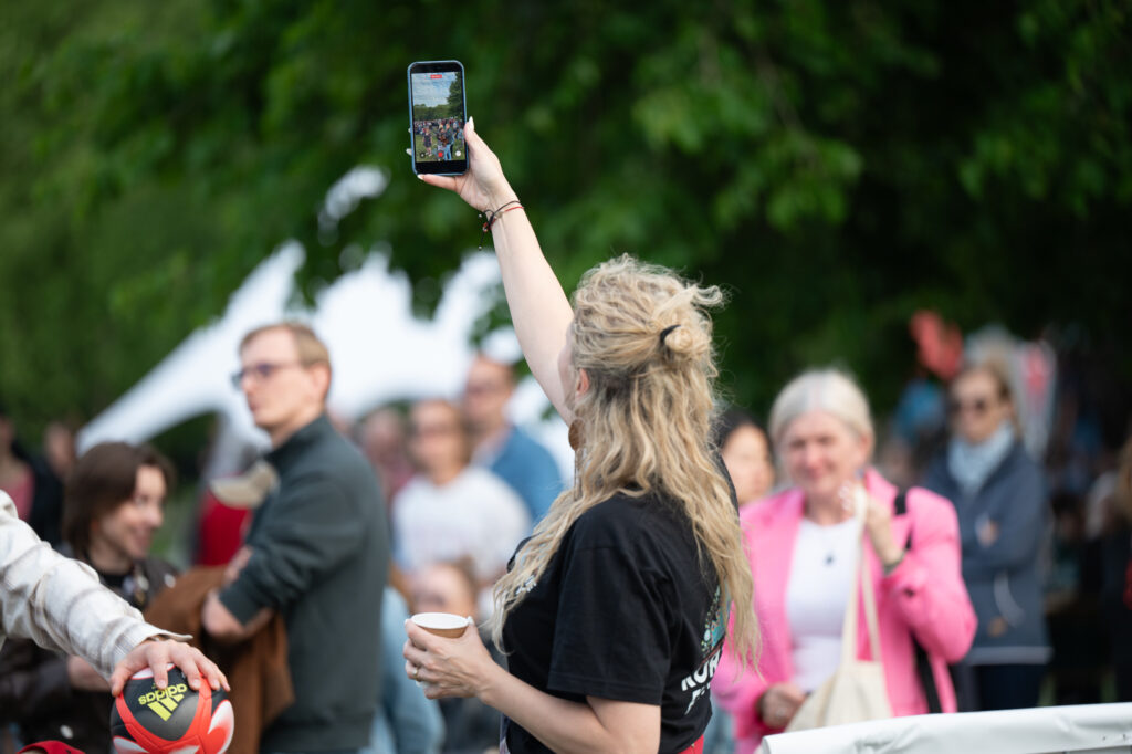 Zdjęcia z XII Festiwalu Muzyki Etnicznej Korzenie Europy, który się odbył 31 maja 2026 r. w Parku Bródnowskich. Na zdjęciach scena plenerowa, zespoły muzyczne, organizatorzy i publiczność w otoczeniu zieleni parku.
