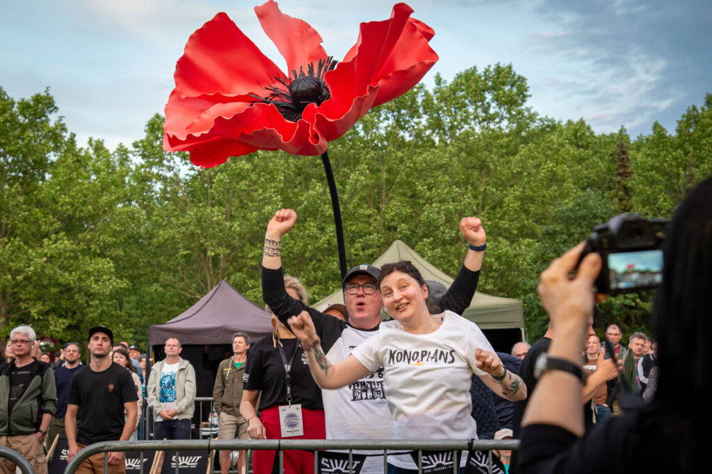 Zdjęcia z XII Festiwalu Muzyki Etnicznej Korzenie Europy, który się odbył 31 maja 2026 r. w Parku Bródnowskich. Na zdjęciach scena plenerowa, zespoły muzyczne, organizatorzy i publiczność w otoczeniu zieleni parku.