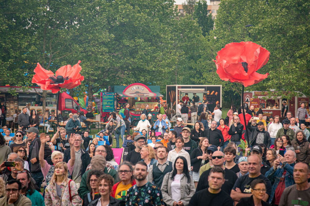 Zdjęcia z XII Festiwalu Muzyki Etnicznej Korzenie Europy, który się odbył 31 maja 2026 r. w Parku Bródnowskich. Na zdjęciach scena plenerowa, zespoły muzyczne, organizatorzy i publiczność w otoczeniu zieleni parku.