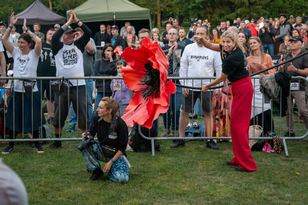 Zdjęcia z XII Festiwalu Muzyki Etnicznej Korzenie Europy, który się odbył 31 maja 2026 r. w Parku Bródnowskich. Na zdjęciach scena plenerowa, zespoły muzyczne, organizatorzy i publiczność w otoczeniu zieleni parku.