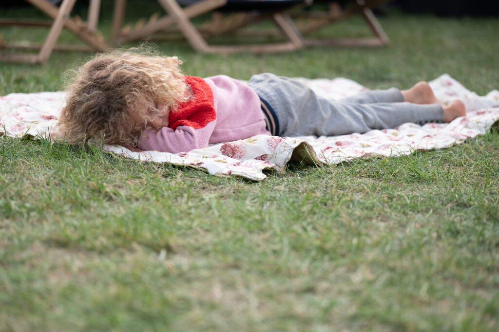 Zdjęcia z XII Festiwalu Muzyki Etnicznej Korzenie Europy, który się odbył 31 maja 2026 r. w Parku Bródnowskich. Na zdjęciach scena plenerowa, zespoły muzyczne, organizatorzy i publiczność w otoczeniu zieleni parku.