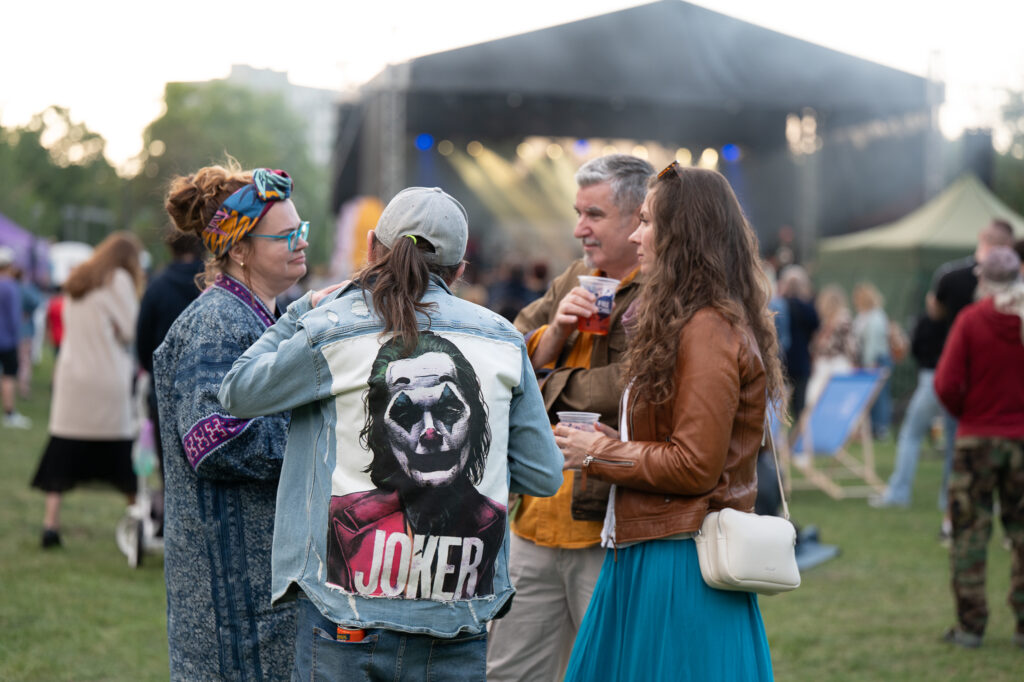 Zdjęcia z XII Festiwalu Muzyki Etnicznej Korzenie Europy, który się odbył 31 maja 2026 r. w Parku Bródnowskich. Na zdjęciach scena plenerowa, zespoły muzyczne, organizatorzy i publiczność w otoczeniu zieleni parku.