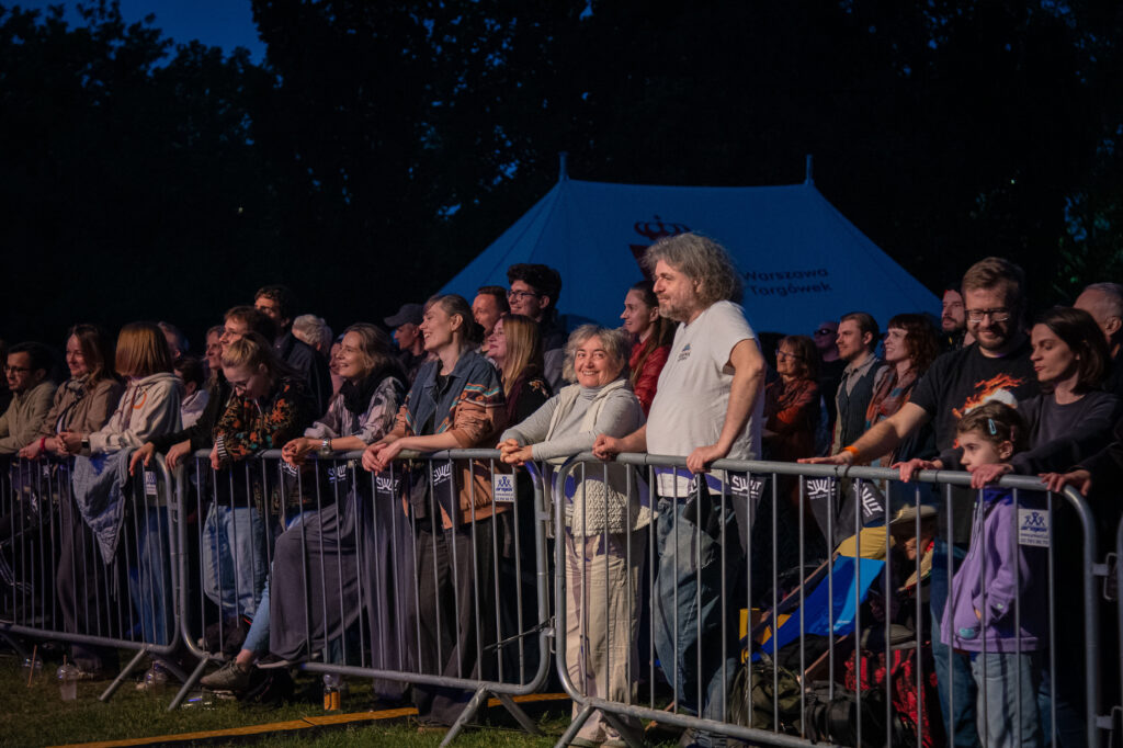 Zdjęcia z XII Festiwalu Muzyki Etnicznej Korzenie Europy, który się odbył 31 maja 2026 r. w Parku Bródnowskich. Na zdjęciach scena plenerowa, zespoły muzyczne, organizatorzy i publiczność w otoczeniu zieleni parku.