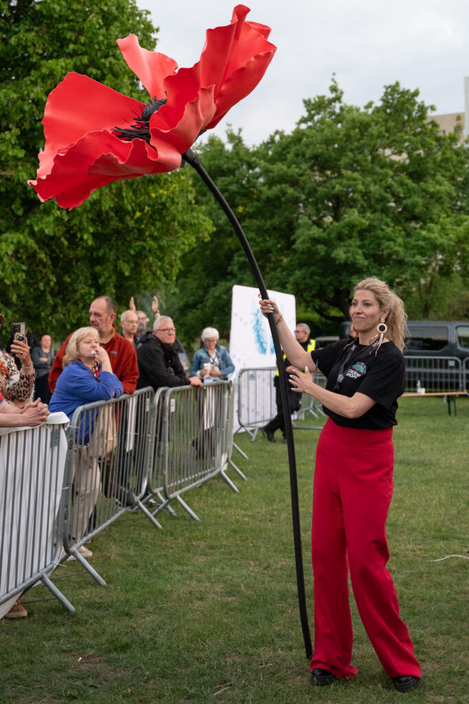 Zdjęcia z XII Festiwalu Muzyki Etnicznej Korzenie Europy, który się odbył 31 maja 2026 r. w Parku Bródnowskich. Na zdjęciach scena plenerowa, zespoły muzyczne, organizatorzy i publiczność w otoczeniu zieleni parku.