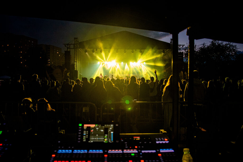 Zdjęcia z XII Festiwalu Muzyki Etnicznej Korzenie Europy, który się odbył 31 maja 2026 r. w Parku Bródnowskich. Na zdjęciach scena plenerowa, zespoły muzyczne, organizatorzy i publiczność w otoczeniu zieleni parku.