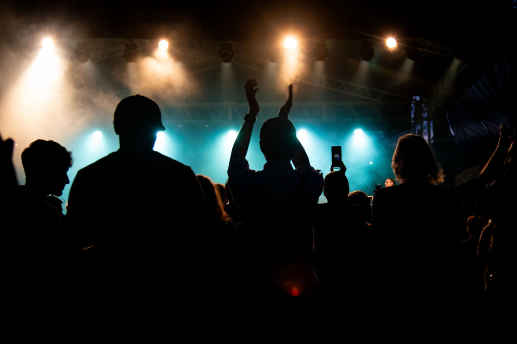 Zdjęcia z XII Festiwalu Muzyki Etnicznej Korzenie Europy, który się odbył 31 maja 2026 r. w Parku Bródnowskich. Na zdjęciach scena plenerowa, zespoły muzyczne, organizatorzy i publiczność w otoczeniu zieleni parku.
