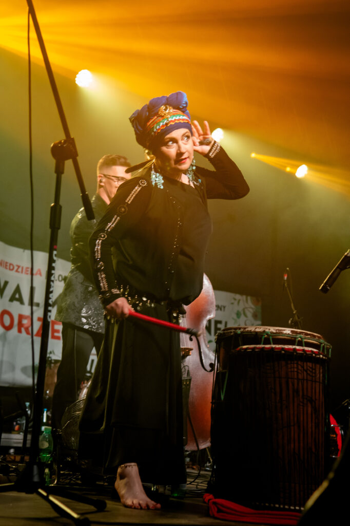Zdjęcia z XII Festiwalu Muzyki Etnicznej Korzenie Europy, który się odbył 31 maja 2026 r. w Parku Bródnowskich. Na zdjęciach scena plenerowa, zespoły muzyczne, organizatorzy i publiczność w otoczeniu zieleni parku.