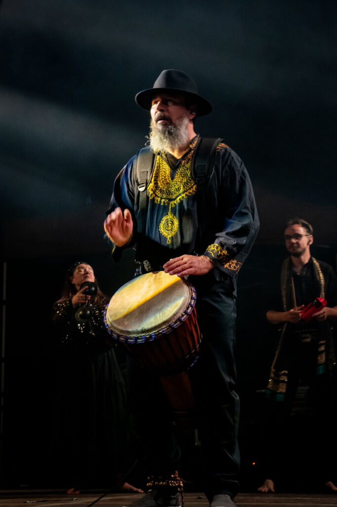 Zdjęcia z XII Festiwalu Muzyki Etnicznej Korzenie Europy, który się odbył 31 maja 2026 r. w Parku Bródnowskich. Na zdjęciach scena plenerowa, zespoły muzyczne, organizatorzy i publiczność w otoczeniu zieleni parku.