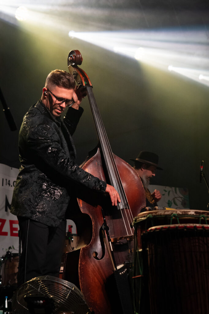 Zdjęcia z XII Festiwalu Muzyki Etnicznej Korzenie Europy, który się odbył 31 maja 2026 r. w Parku Bródnowskich. Na zdjęciach scena plenerowa, zespoły muzyczne, organizatorzy i publiczność w otoczeniu zieleni parku.