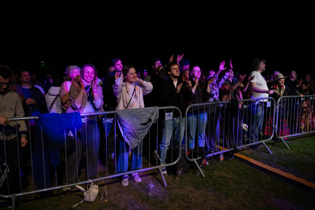 Zdjęcia z XII Festiwalu Muzyki Etnicznej Korzenie Europy, który się odbył 31 maja 2026 r. w Parku Bródnowskich. Na zdjęciach scena plenerowa, zespoły muzyczne, organizatorzy i publiczność w otoczeniu zieleni parku.