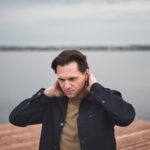 Maciej Starnawski z zespołem. Koncert na dachu Arthouse Kołowa