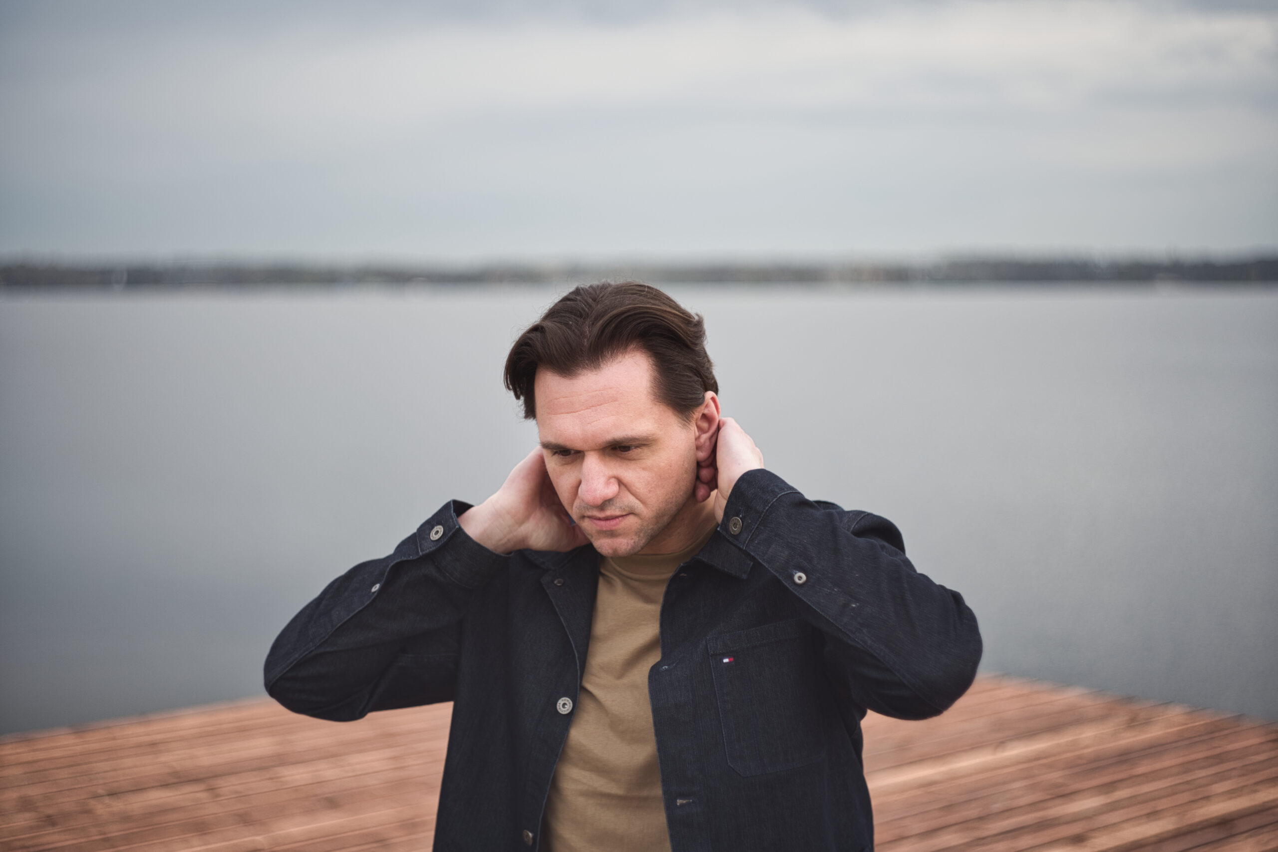Maciej Starnawski z zespołem. Koncert na dachu Arthouse Kołowa