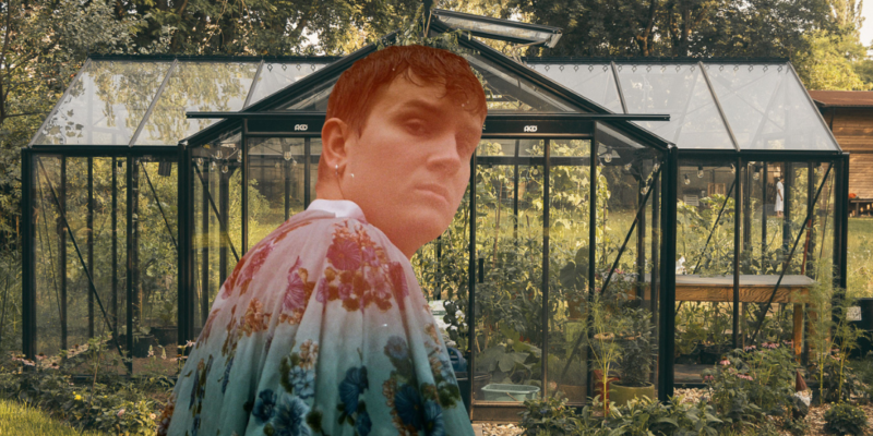 Portret Bonaventury na tle przeszklonej szklarni otoczonej zielenią. Artysta ma na sobie jasną koszulę w kwiatowy wzór i patrzy przez ramię w stronę odbiorcy. Grafika utrzymana jest w ciepłych, letnich kolorach i nawiązuje do kameralnego koncertu w ogrodzie.